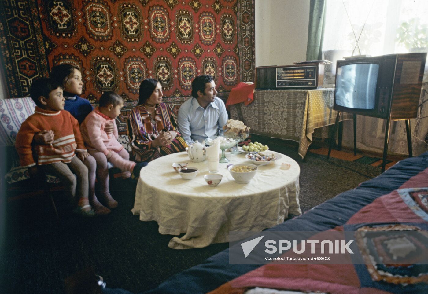 Akdodkhon Muradaliyev with family