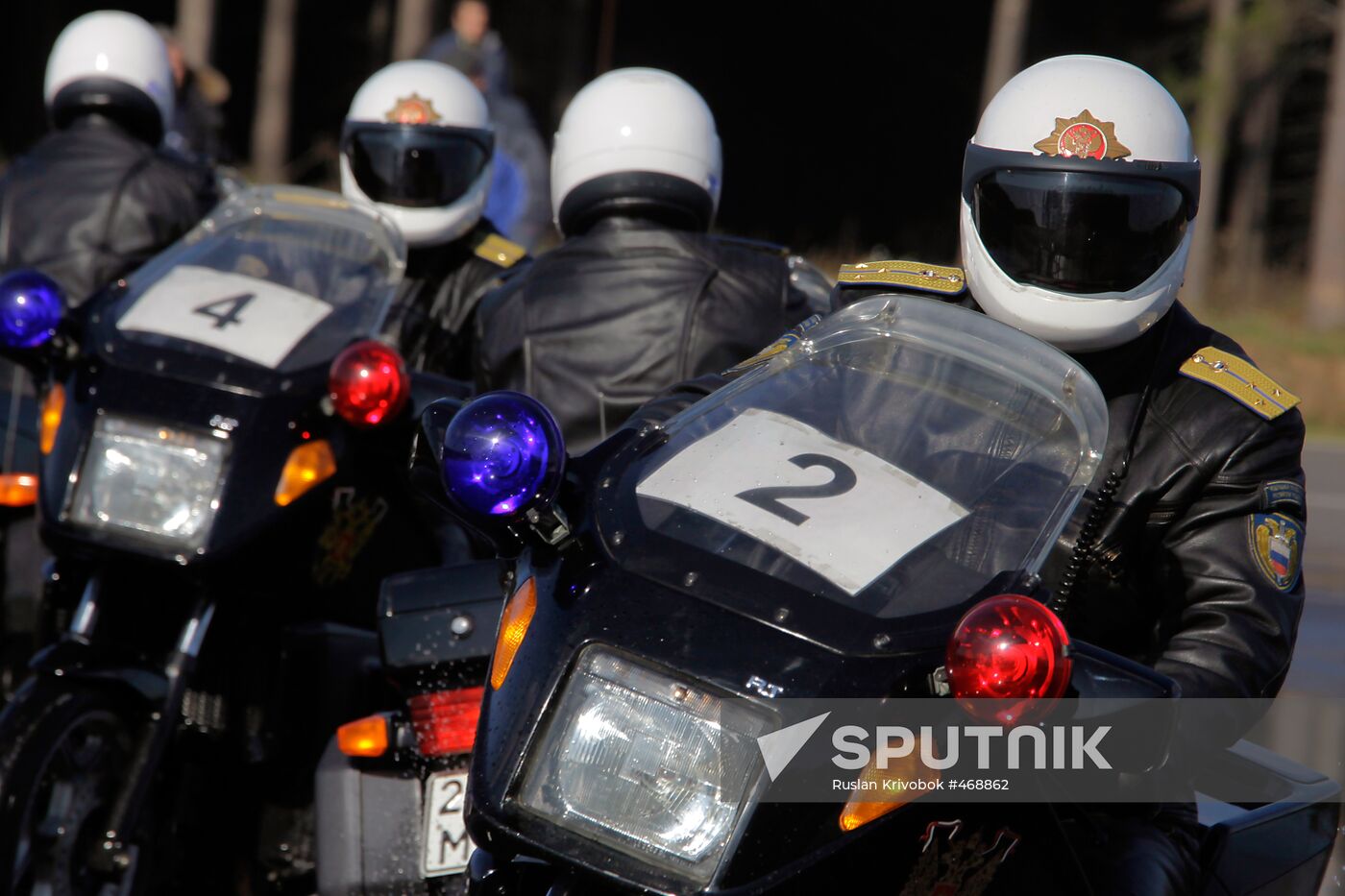 Russian presidential motorcyclists show off skills