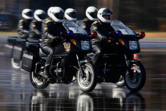 Russian presidential motorcyclists show off skills