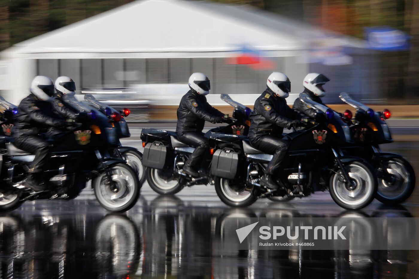 Russian presidential motorcyclists show off skills