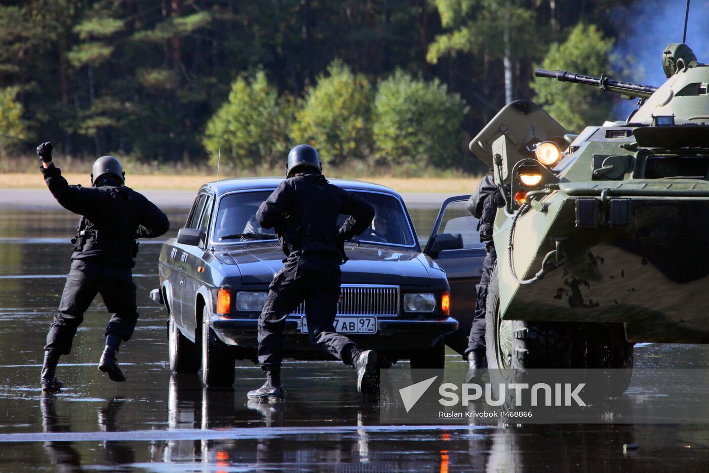 Russian Presidential Security Service men show off skills