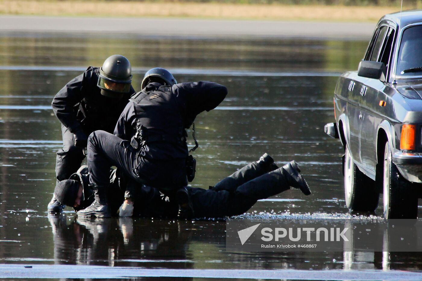Russian Presidential Security Service men show off skills