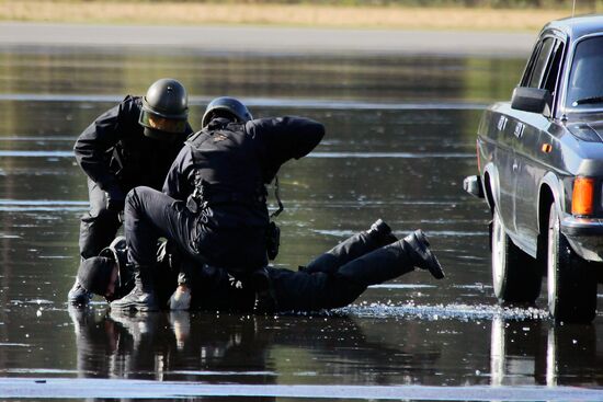 Russian Presidential Security Service men show off skills