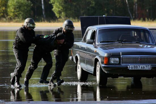 Russian Presidential Security Service men show off skills