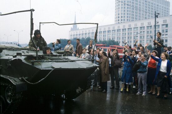 Tanks near Russian Parliament House