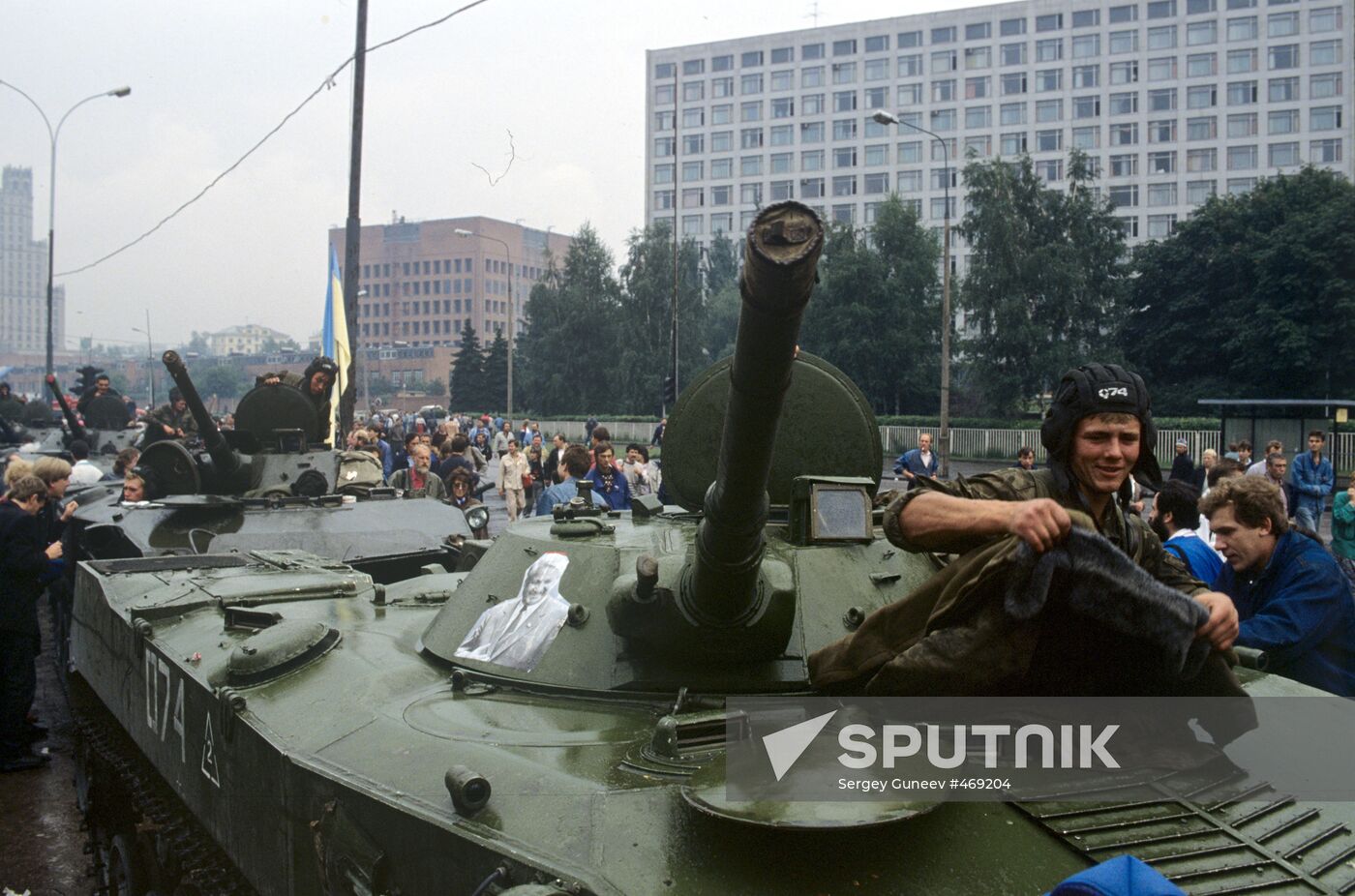 Tanks near Russian Parliament House