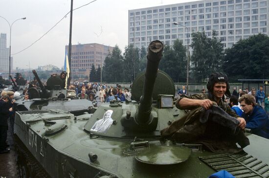 Tanks near Russian Parliament House