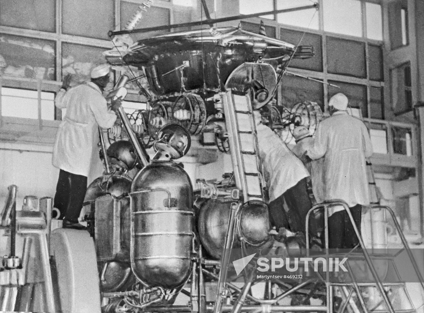 Installation of Lunokhod-1 on descent stage of Luna-17 station