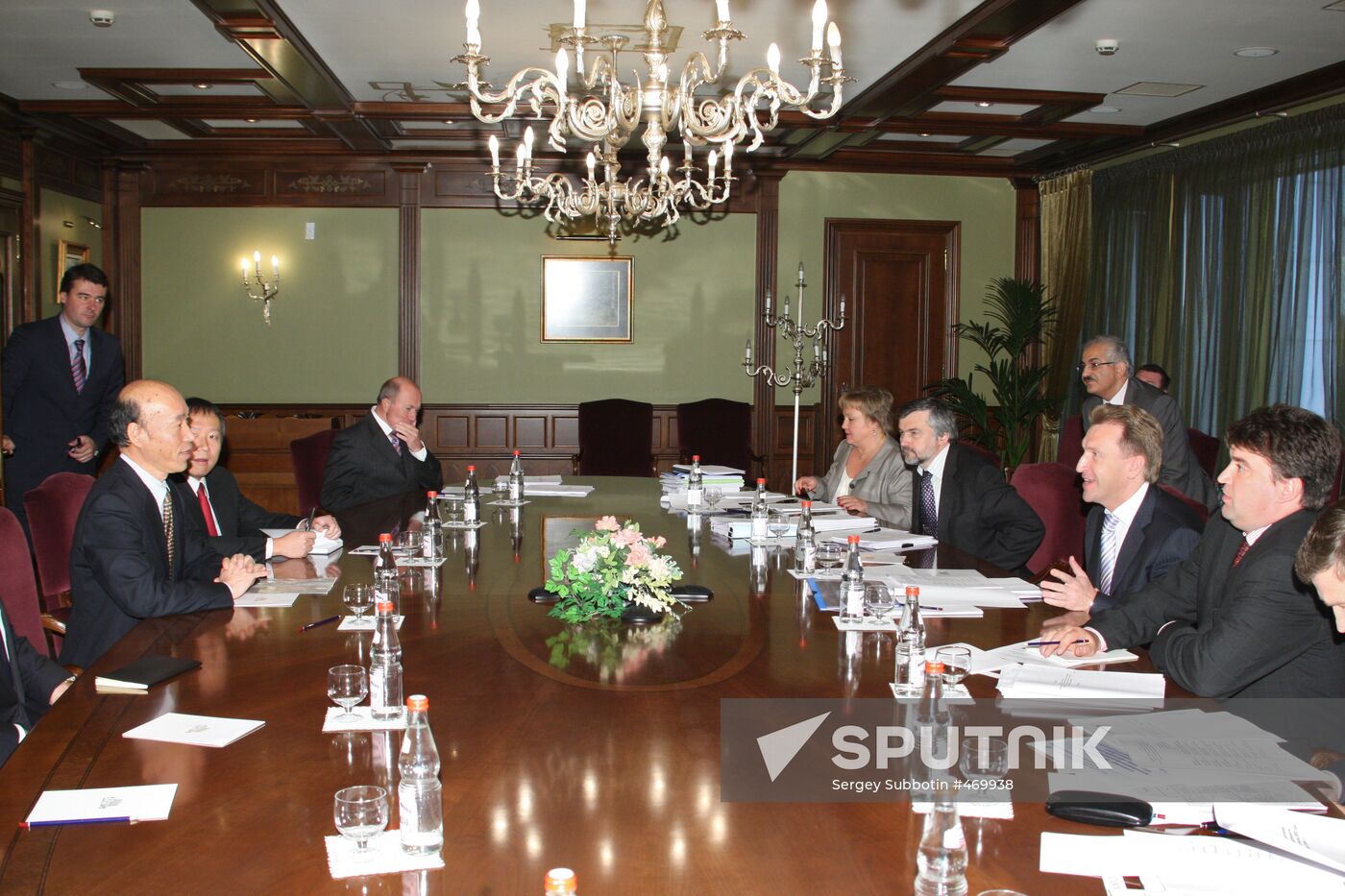 Igor Shuvalov meets with car makers