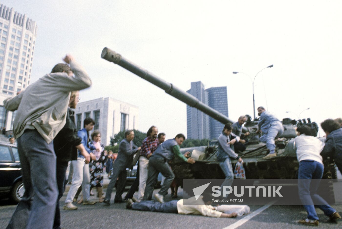 Government House defenders trying to stop a tank