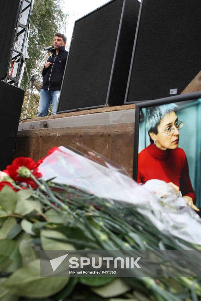 Boris Nemtsov attending Anna Politkovskaya memorial rally