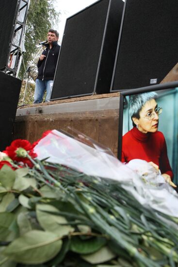 Boris Nemtsov attending Anna Politkovskaya memorial rally