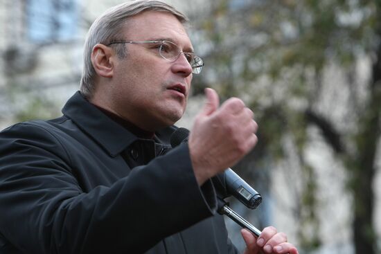 Mikhail Kasyanov attending Anna Politkovskaya memorial rally