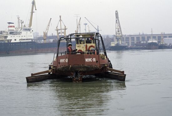 Oil garbage disposal vessel