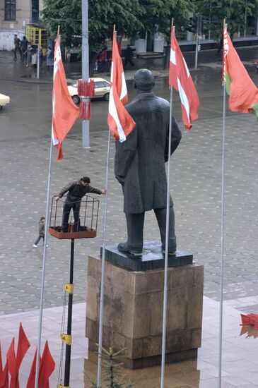 Monument to Lenin on Sovetskaya Square