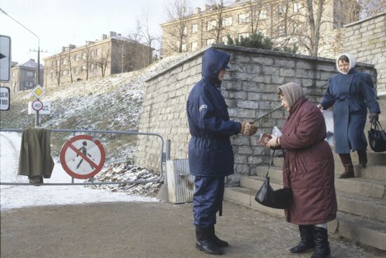 Checking documents on border