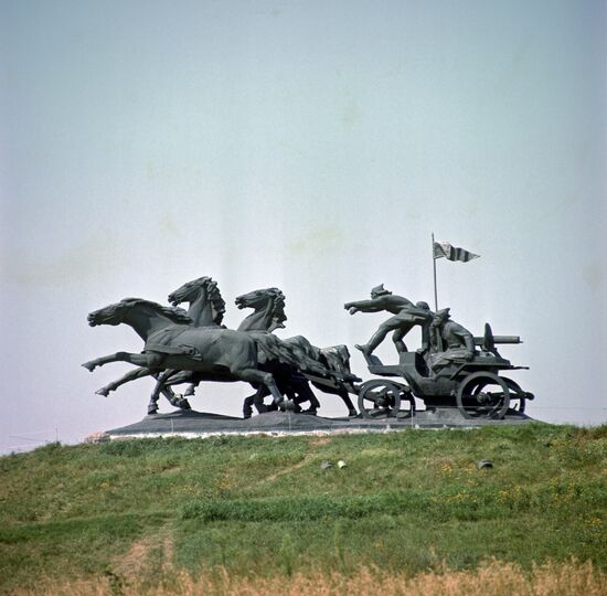 "Legendary Machine-Gun Cart" memorial