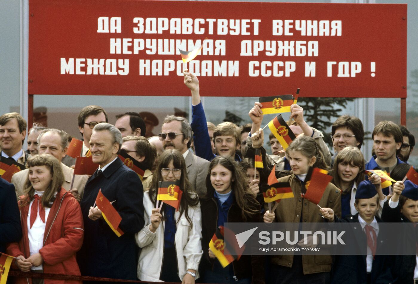 Moscow people greeted USSR and GDR leaders