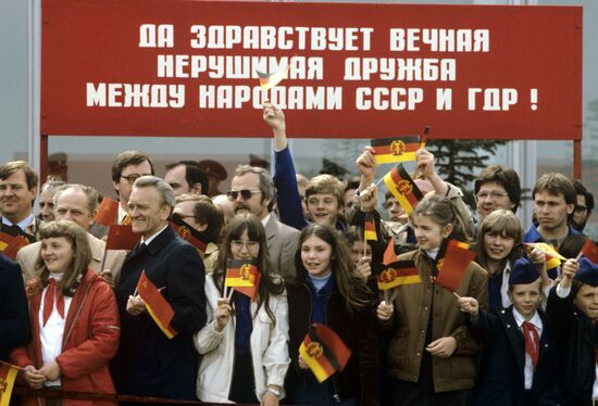 Moscow people greeted USSR and GDR leaders