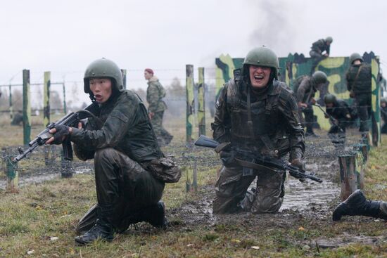 Special forces soldiers taking red beret qualification exam