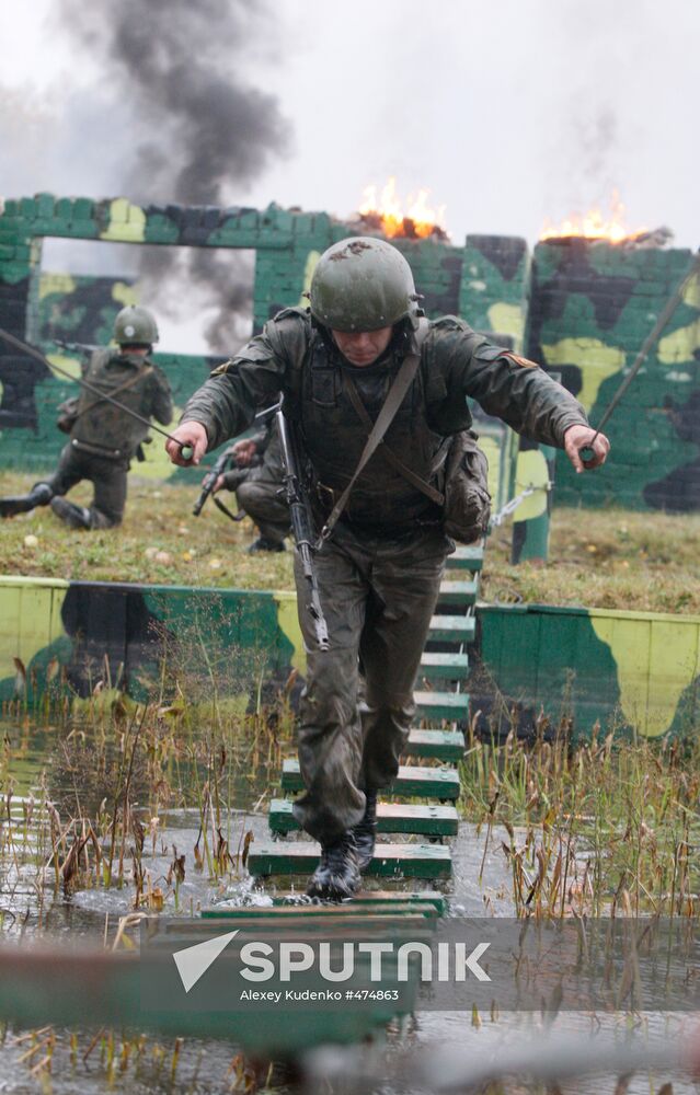 Special forces soldiers taking red beret qualification exam