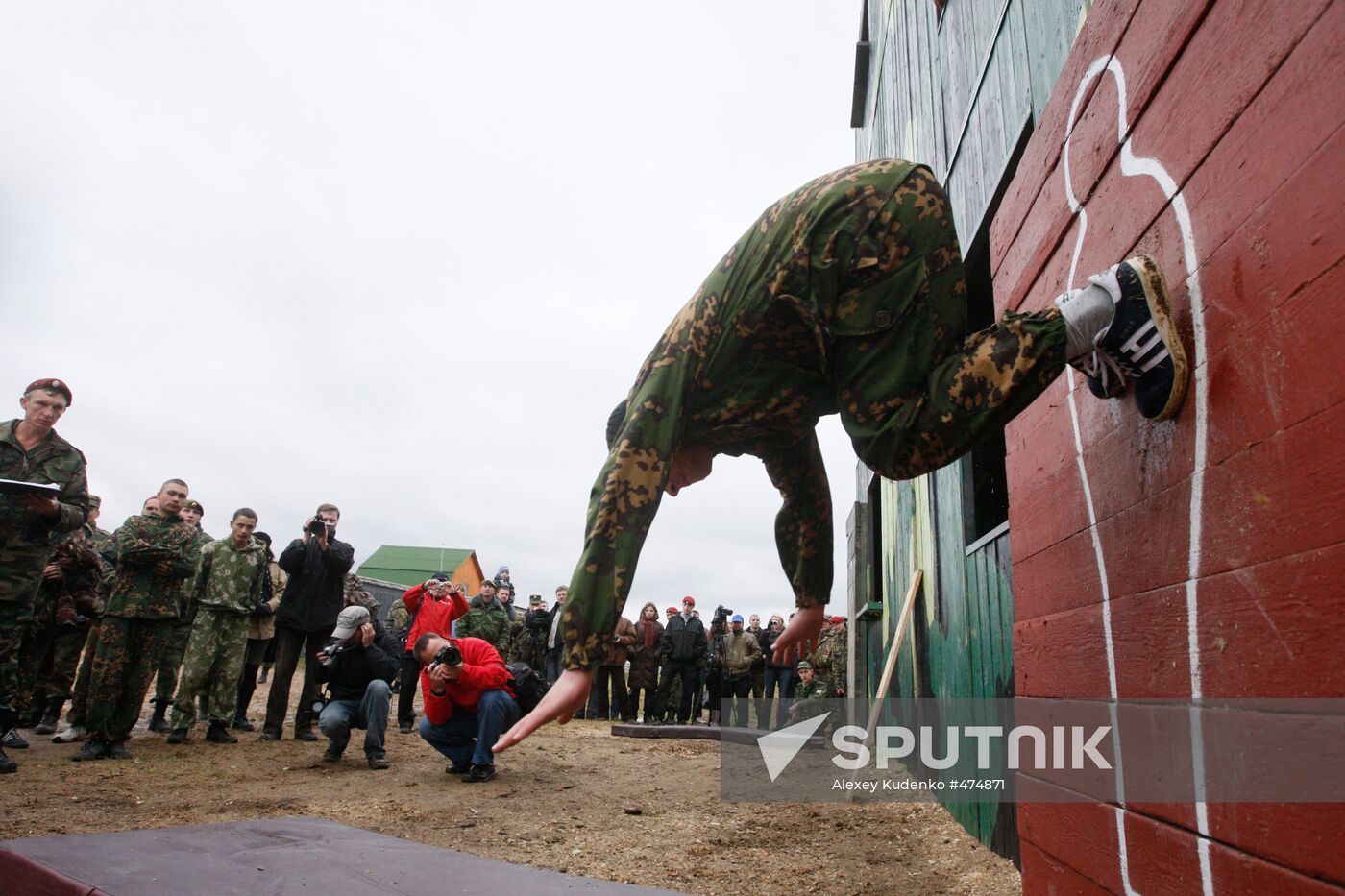 Special forces soldiers taking red beret qualification exam