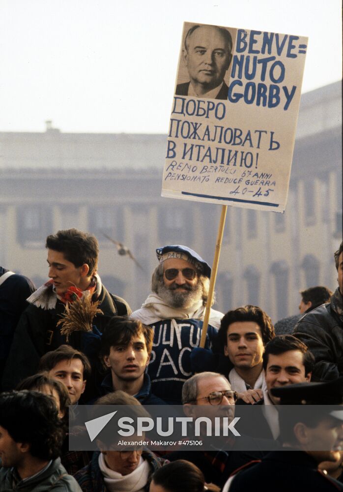 Italian residents greeting Mikhail Gorbachev