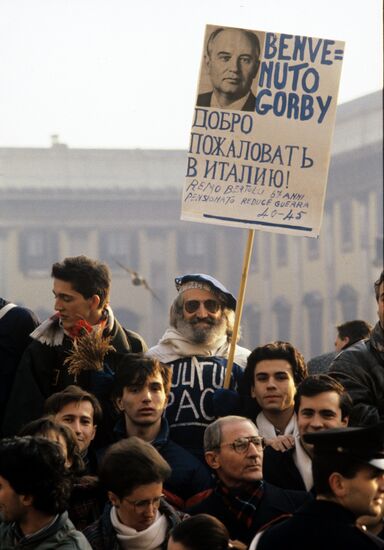 Italian residents greeting Mikhail Gorbachev
