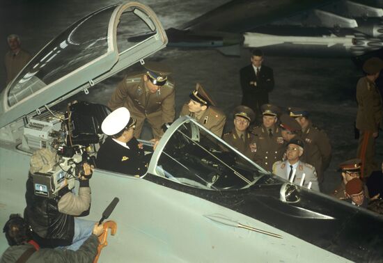 General Dieter Wellershoff siting in Mig-29 cockpit