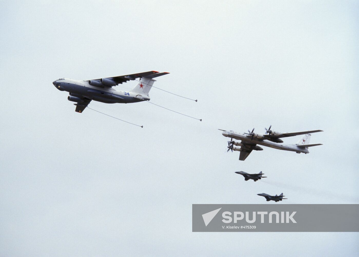 Il-78, Tu-95, MiG-29s