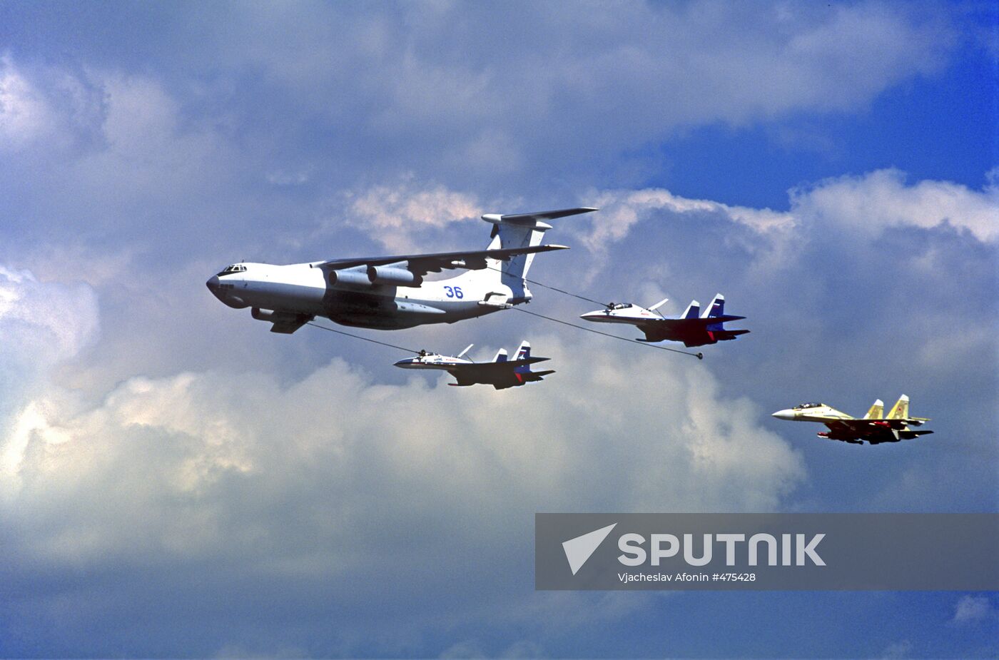 Su-27 in-flight refueling