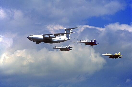 Su-27 in-flight refueling