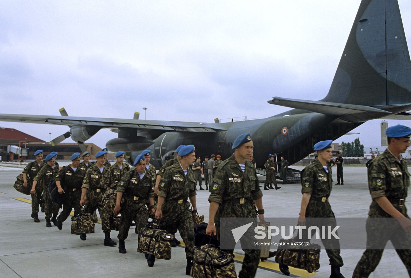 Russian paratroopers arrive in Toulouse
