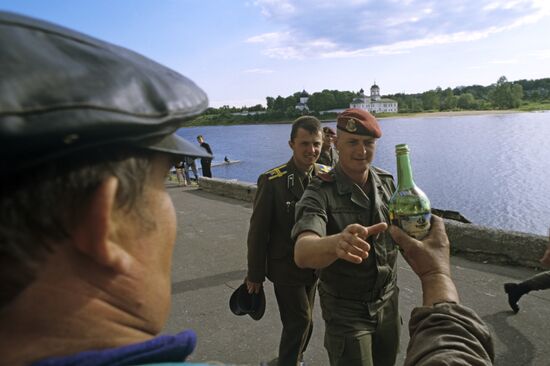 Pskov people are meeting French paratroopers