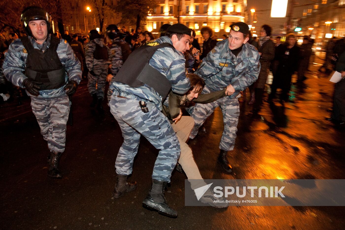 Police break up rally in central Moscow