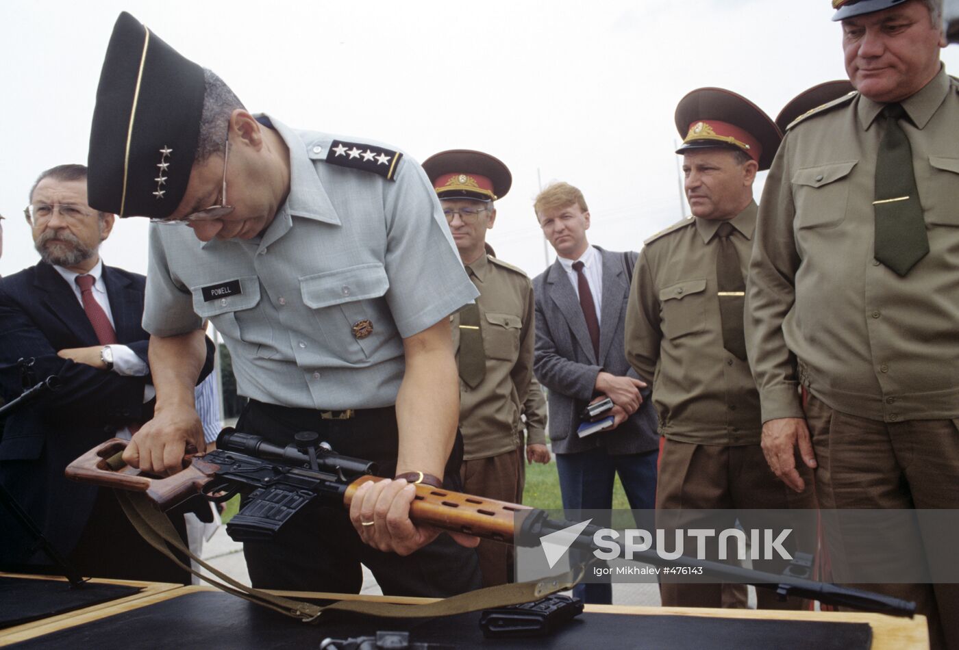 Colin Powell visiting Taman Motorized Rifle Division