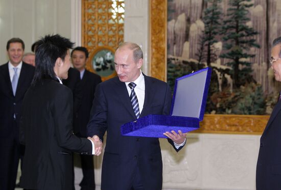 Putin awards Year of Russia in China contest winners