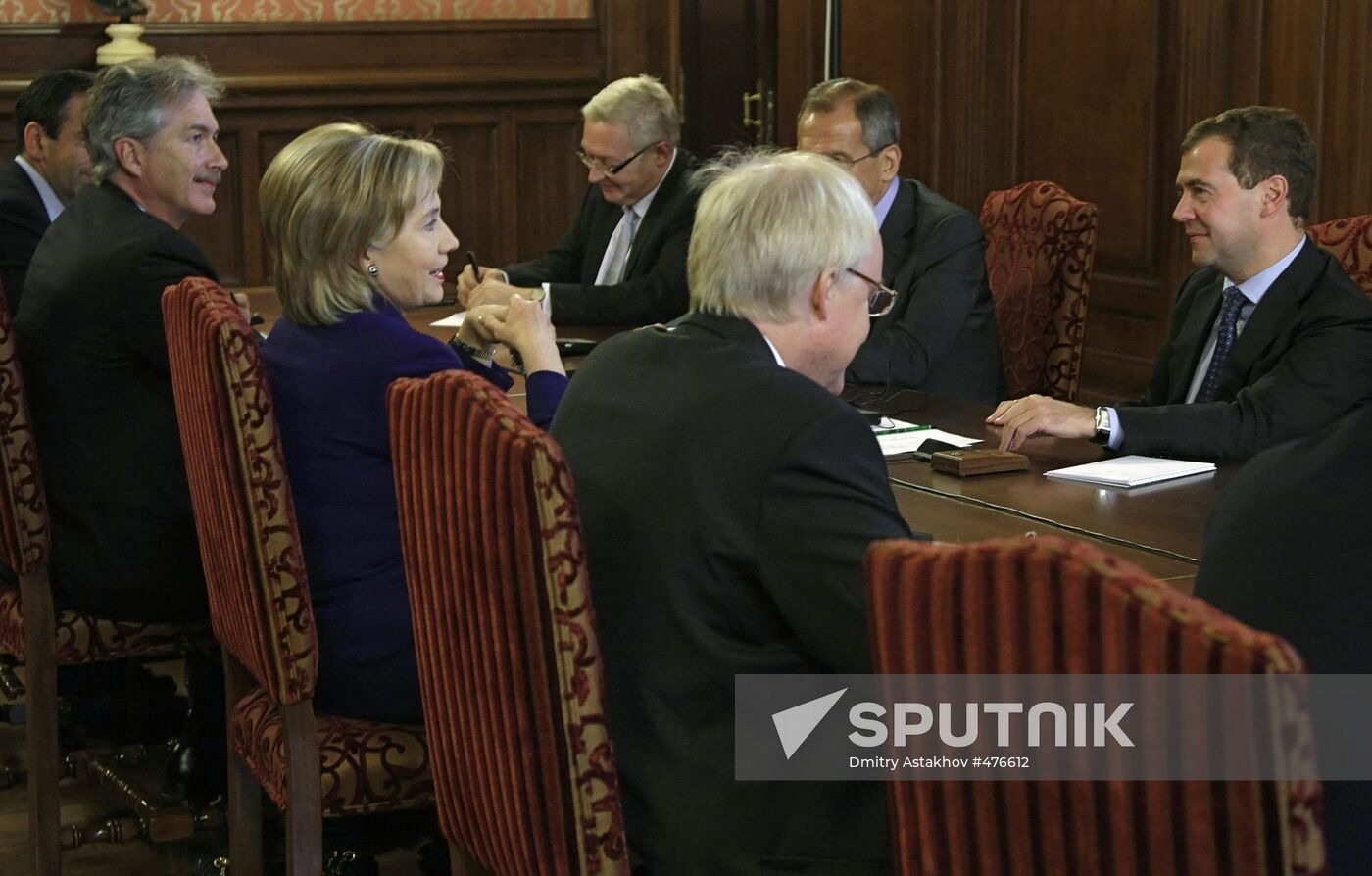 Dmitry Medvedev meets with Hillary Clinton