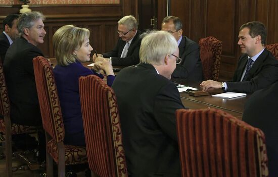 Dmitry Medvedev meets with Hillary Clinton