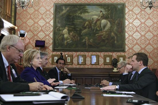 Dmitry Medvedev meets with Hillary Clinton