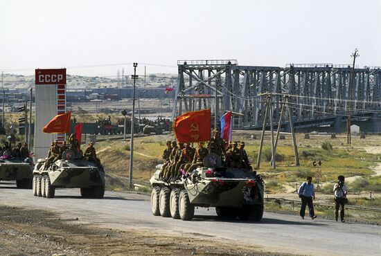 First column of Soviet troops returns from Afghanistan