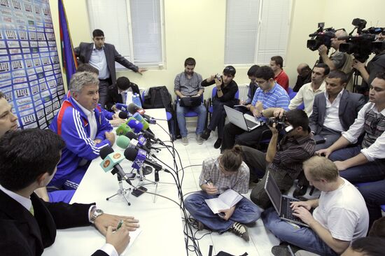 News conference by Guus Hiddink