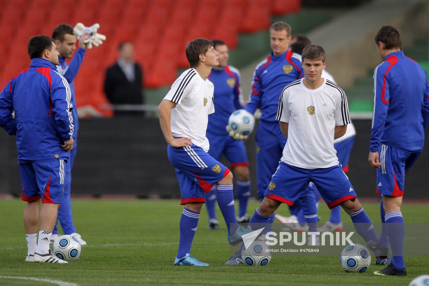 Russian Football Team holds open training session