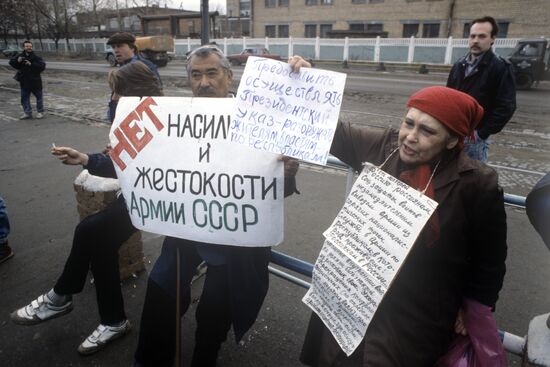 Rally at recruiting station of USSR Defense Ministry