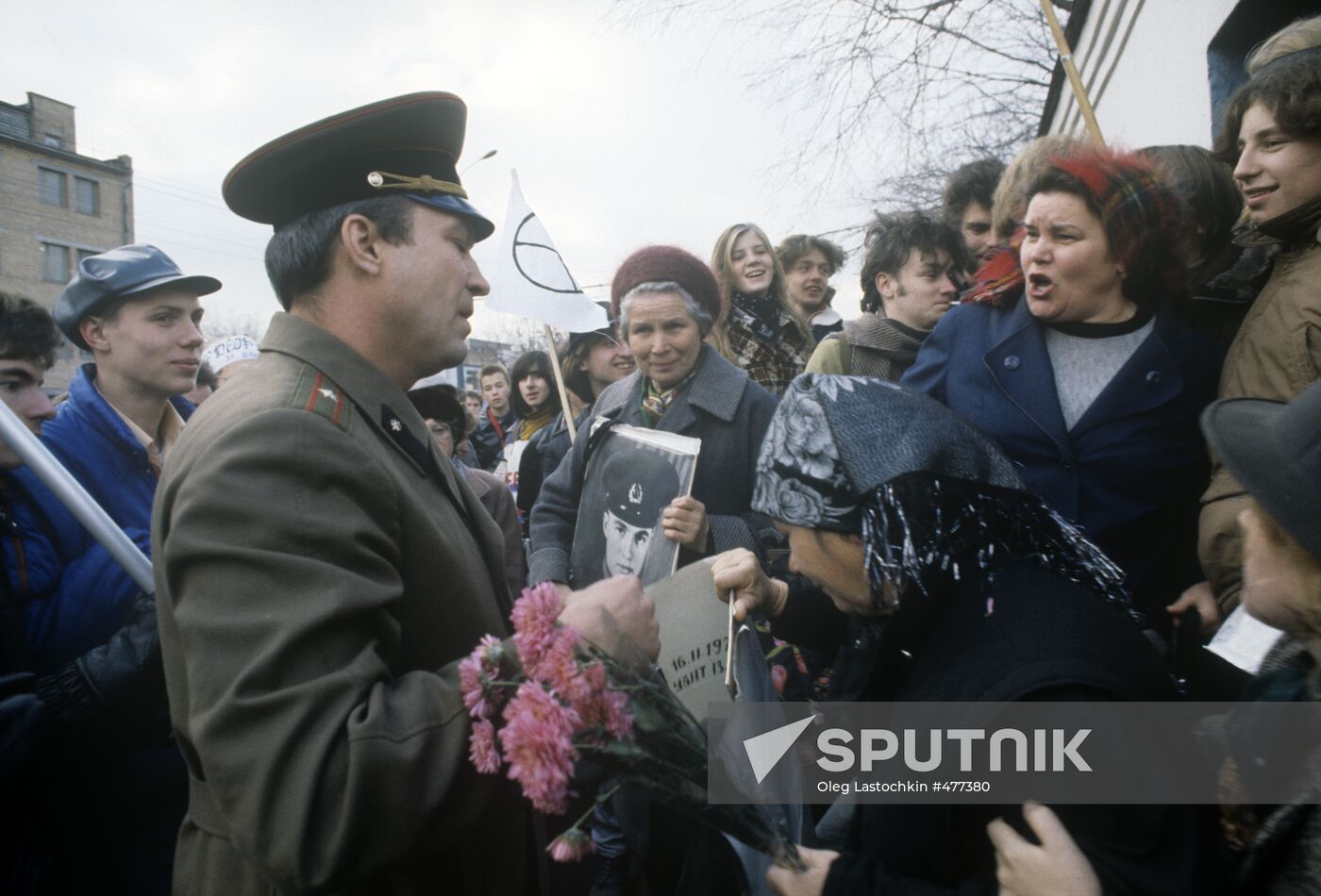 Rally at recruiting station of USSR Defense Ministry