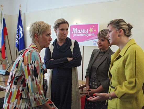 Meeting of panel of experts, part of campaign Mothers Recommend