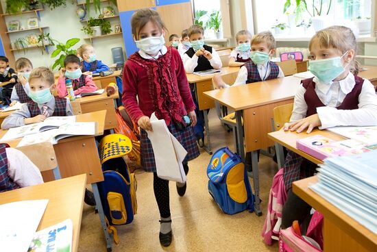 Flu prevention at Yuzhno-Sakhalinsk school