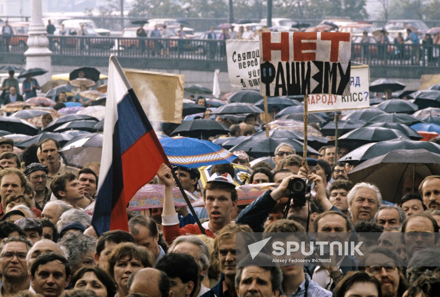 Demonstrators on Krymskaya quay