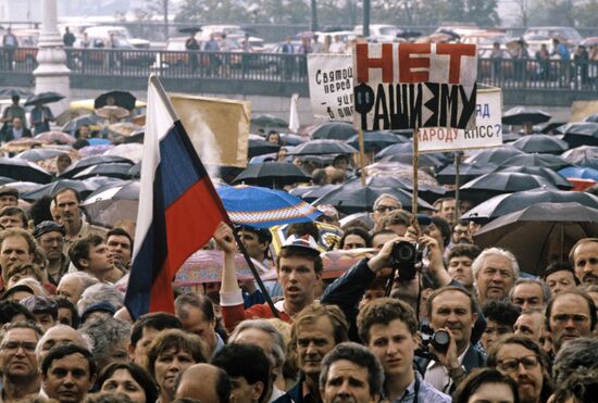 Demonstrators on Krymskaya quay