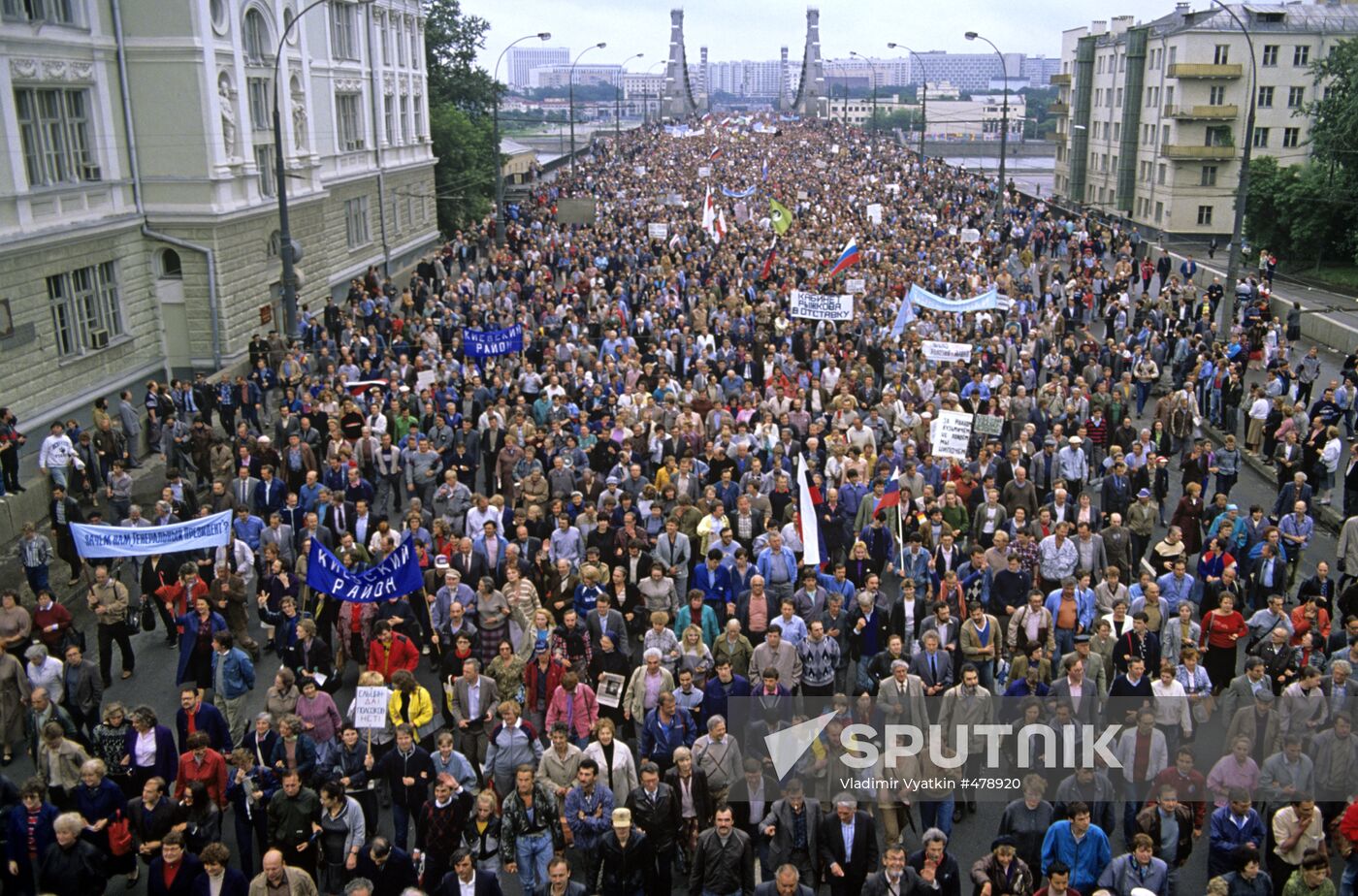 Demonstrators on the Krymsky Bridge